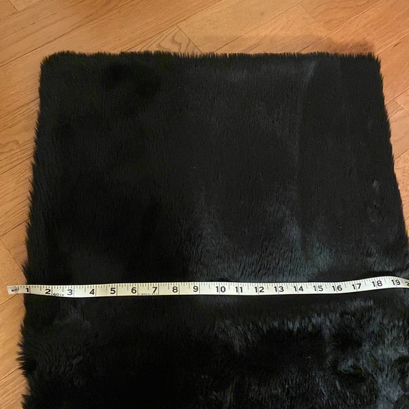 Faux Fur Shoulder Wrap 80” long & 20”Wide. Also can be used as bed accessory - Picture 4 of 6